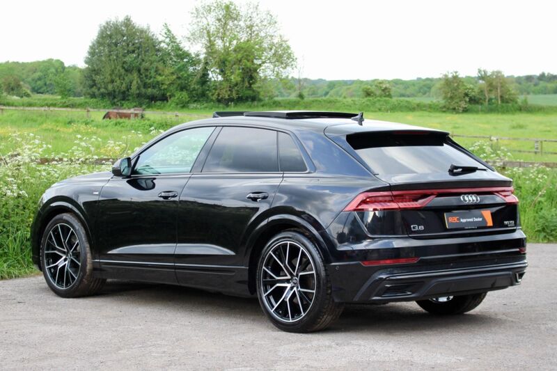 AUDI Q8