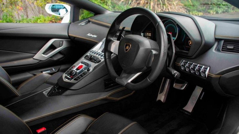 LAMBORGHINI AVENTADOR
