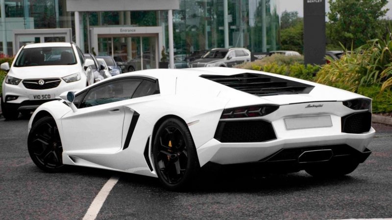LAMBORGHINI AVENTADOR