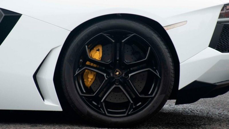 LAMBORGHINI AVENTADOR