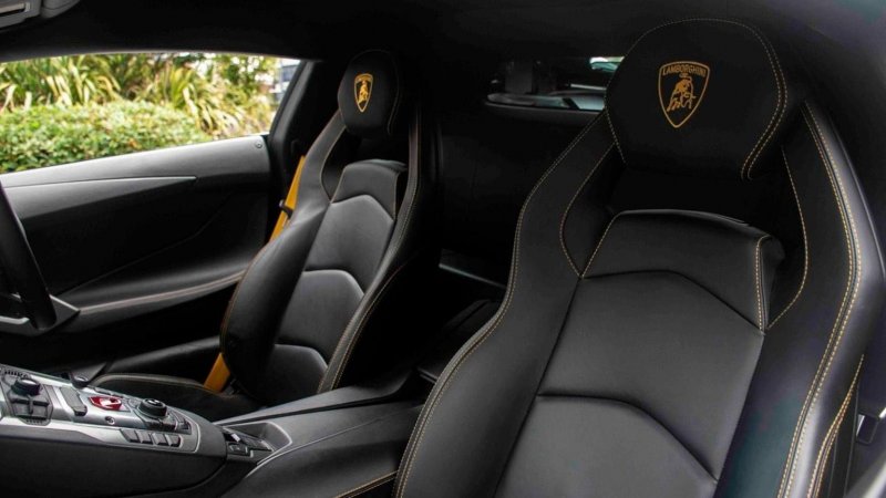 LAMBORGHINI AVENTADOR