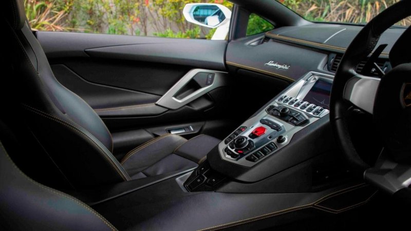 LAMBORGHINI AVENTADOR