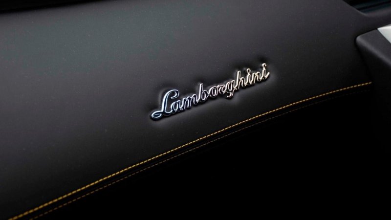 LAMBORGHINI AVENTADOR