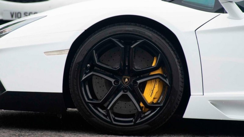 LAMBORGHINI AVENTADOR