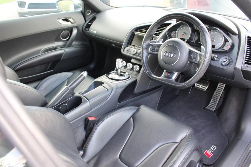 AUDI R8