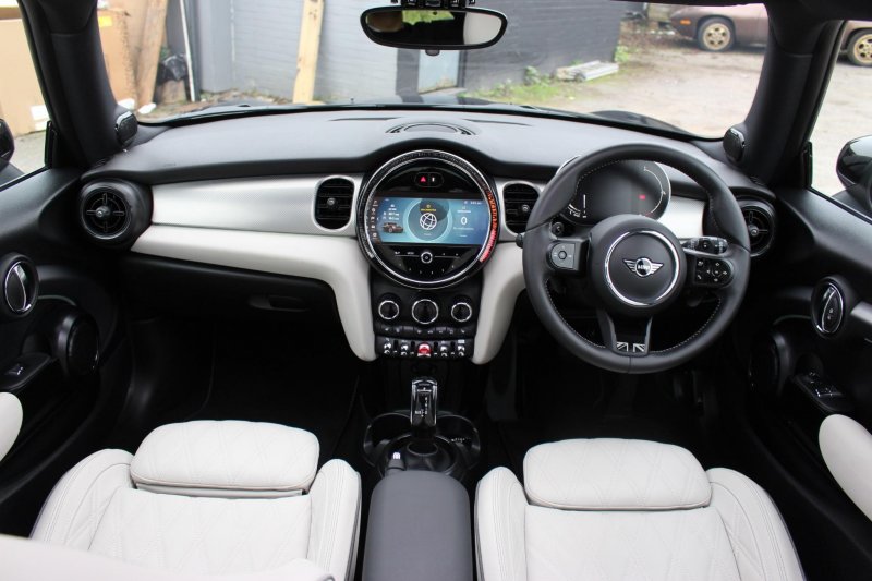 MINI HATCH