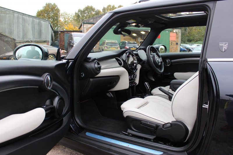MINI HATCH