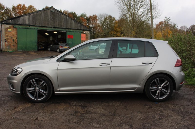VOLKSWAGEN GOLF