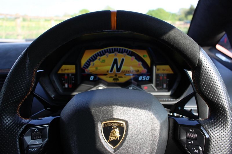 LAMBORGHINI AVENTADOR