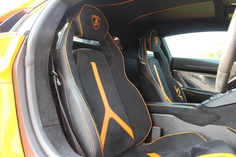 LAMBORGHINI AVENTADOR