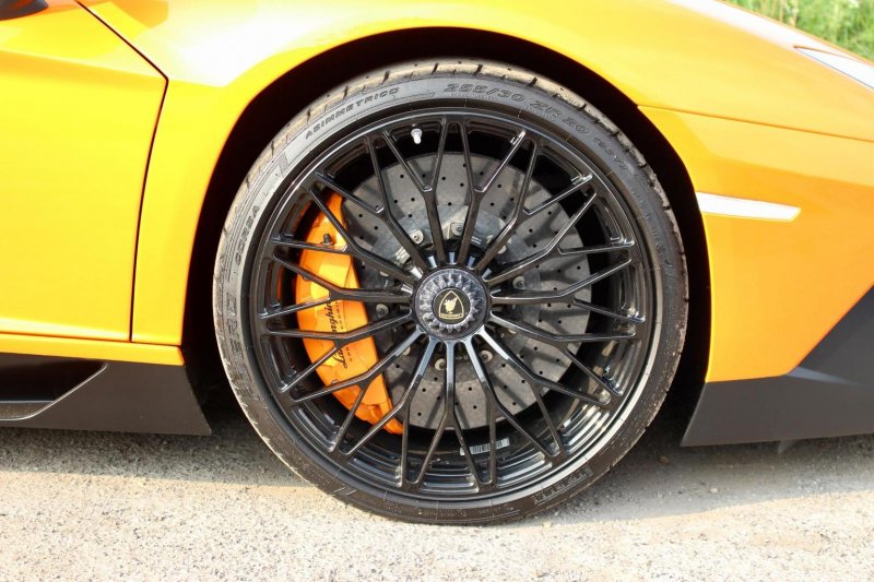 LAMBORGHINI AVENTADOR