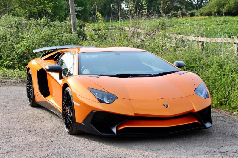 LAMBORGHINI AVENTADOR