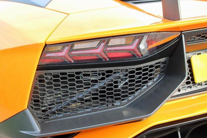 LAMBORGHINI AVENTADOR