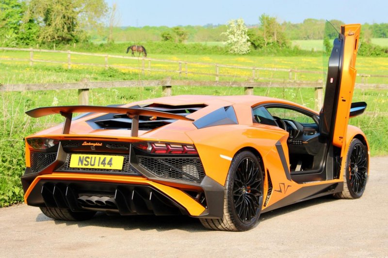 LAMBORGHINI AVENTADOR
