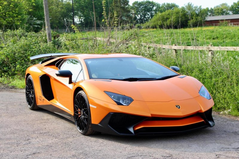 LAMBORGHINI AVENTADOR