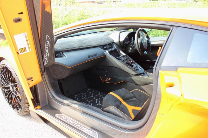 LAMBORGHINI AVENTADOR