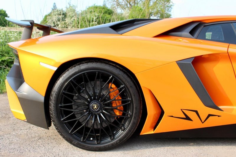 LAMBORGHINI AVENTADOR