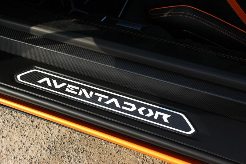 LAMBORGHINI AVENTADOR