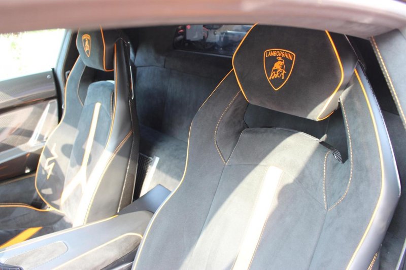 LAMBORGHINI AVENTADOR