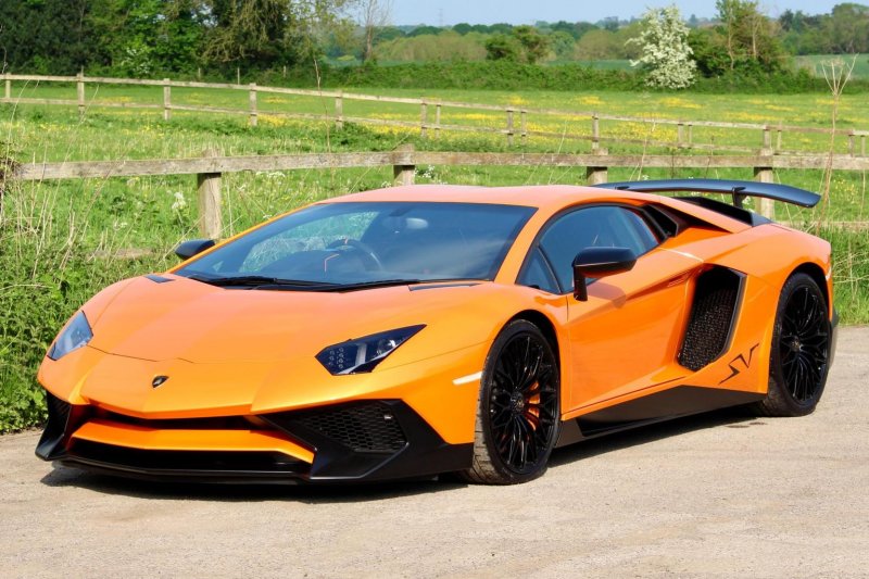 LAMBORGHINI AVENTADOR