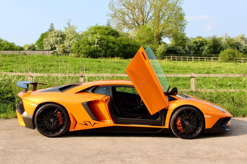 LAMBORGHINI AVENTADOR