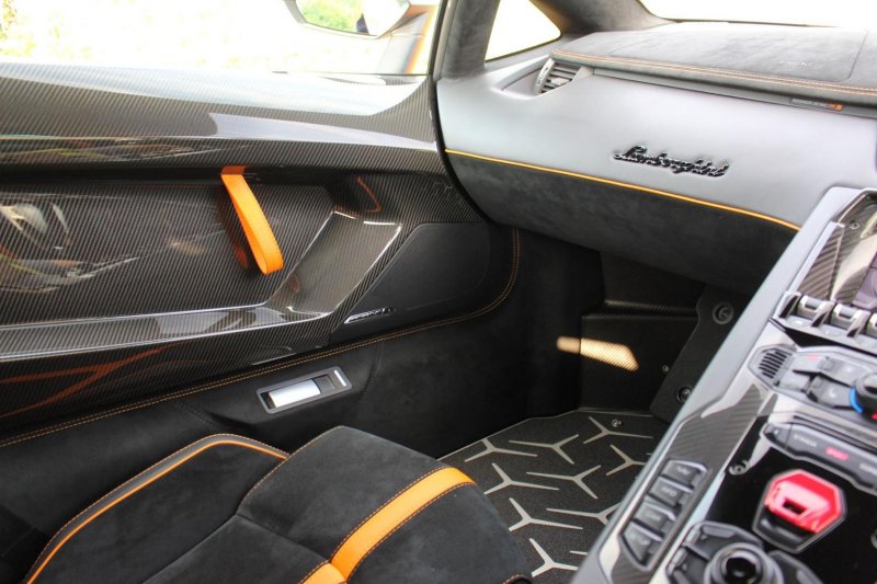 LAMBORGHINI AVENTADOR