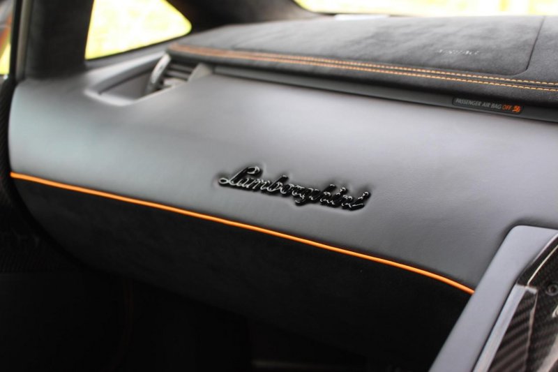 LAMBORGHINI AVENTADOR