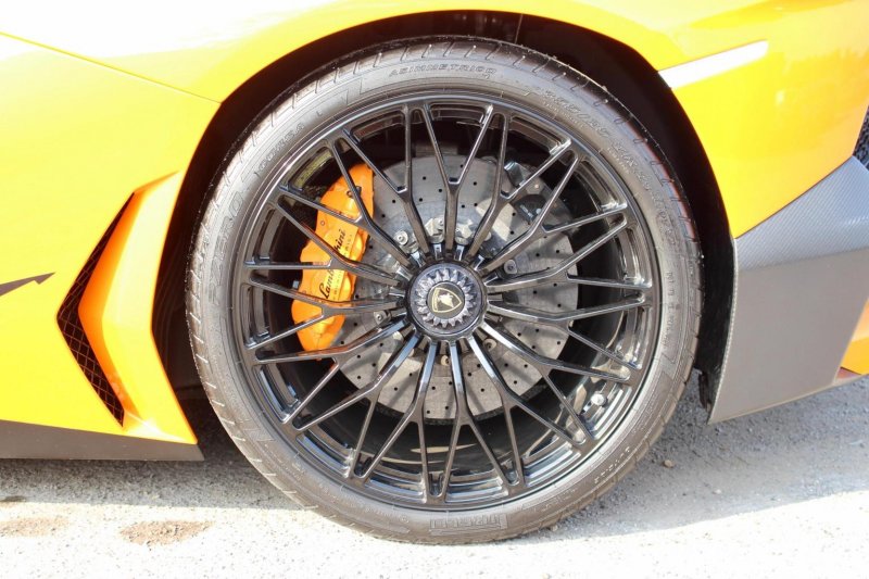 LAMBORGHINI AVENTADOR