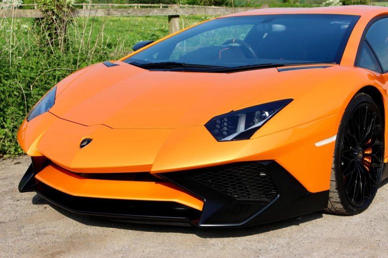LAMBORGHINI AVENTADOR