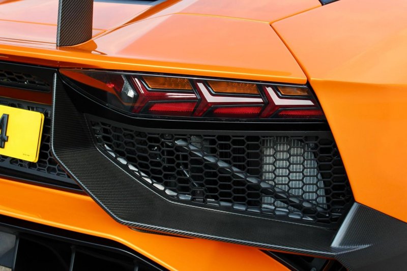 LAMBORGHINI AVENTADOR