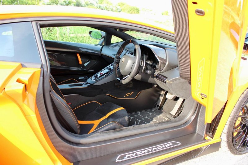 LAMBORGHINI AVENTADOR