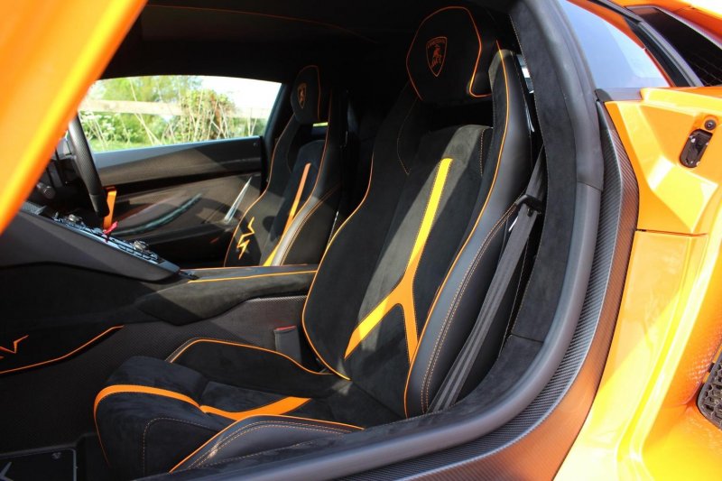LAMBORGHINI AVENTADOR