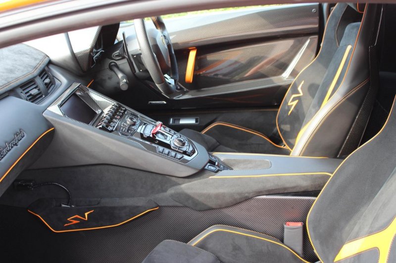 LAMBORGHINI AVENTADOR