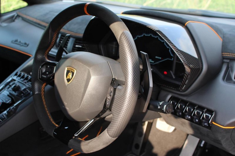LAMBORGHINI AVENTADOR