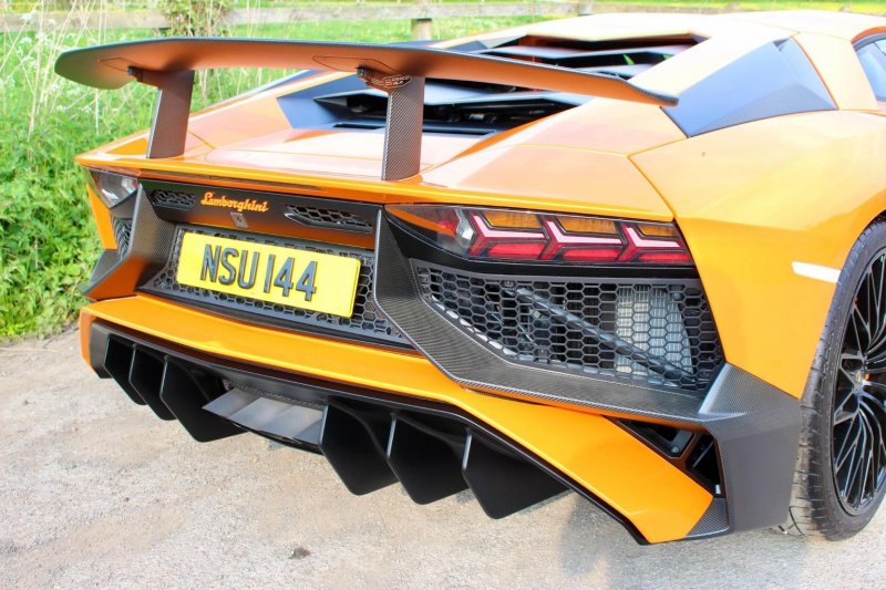 LAMBORGHINI AVENTADOR