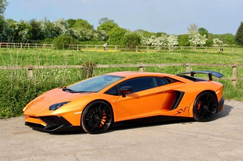 LAMBORGHINI AVENTADOR