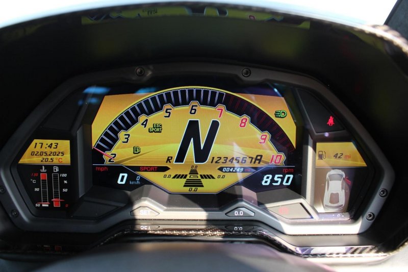 LAMBORGHINI AVENTADOR