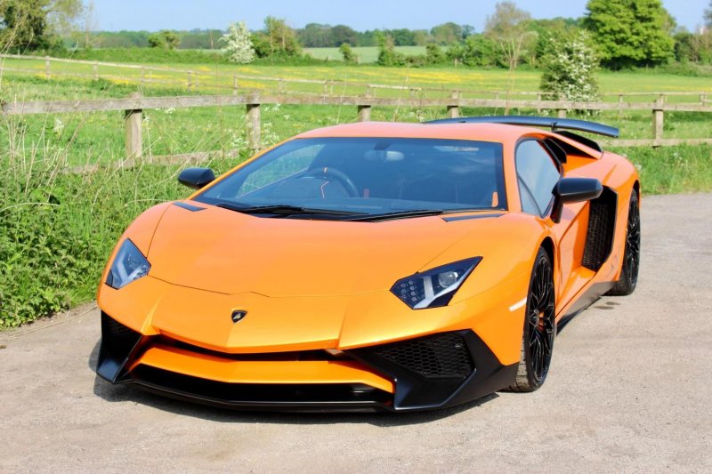 LAMBORGHINI AVENTADOR