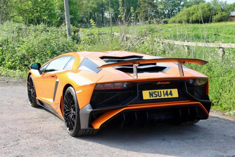 LAMBORGHINI AVENTADOR