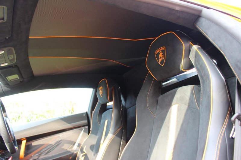 LAMBORGHINI AVENTADOR
