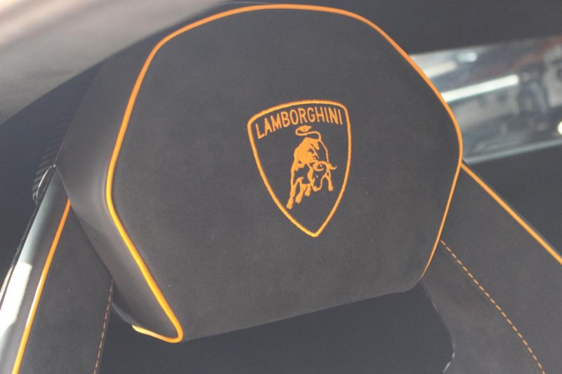 LAMBORGHINI AVENTADOR