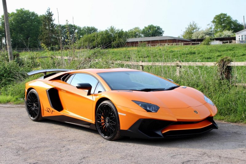 LAMBORGHINI AVENTADOR