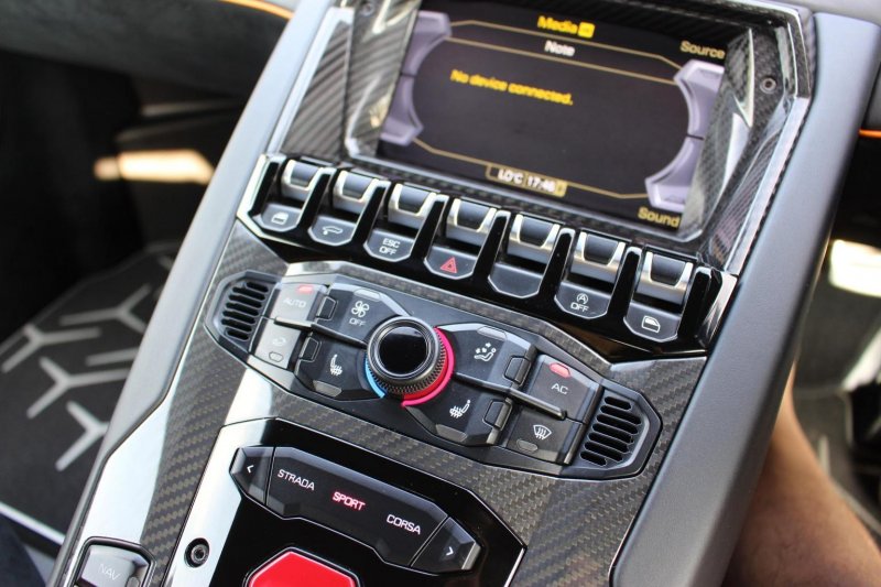 LAMBORGHINI AVENTADOR