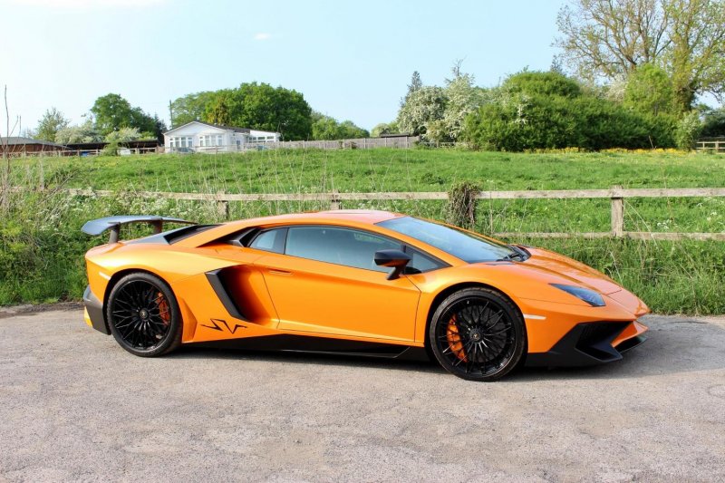 LAMBORGHINI AVENTADOR