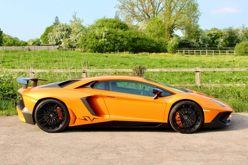 LAMBORGHINI AVENTADOR
