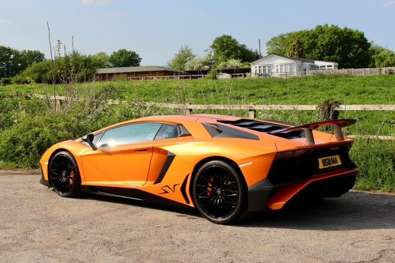 LAMBORGHINI AVENTADOR