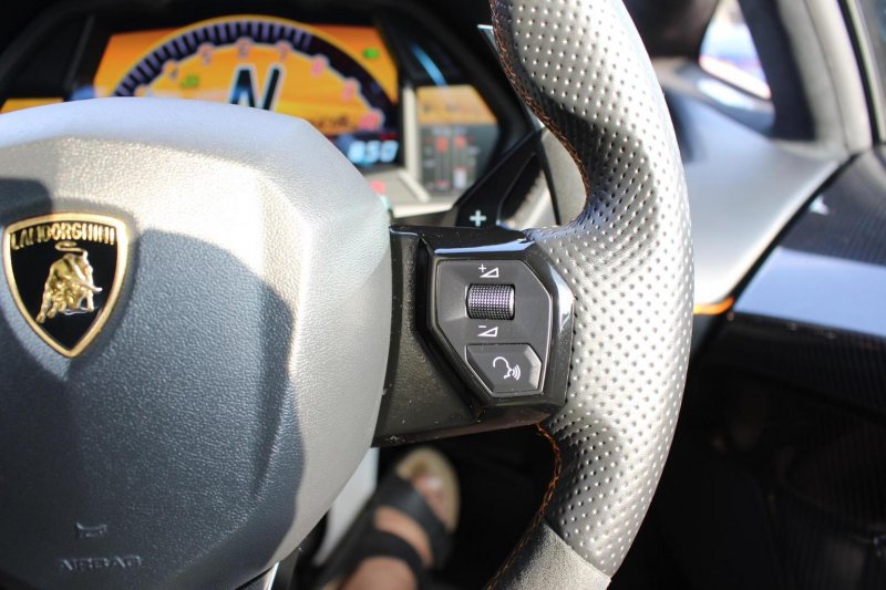 LAMBORGHINI AVENTADOR