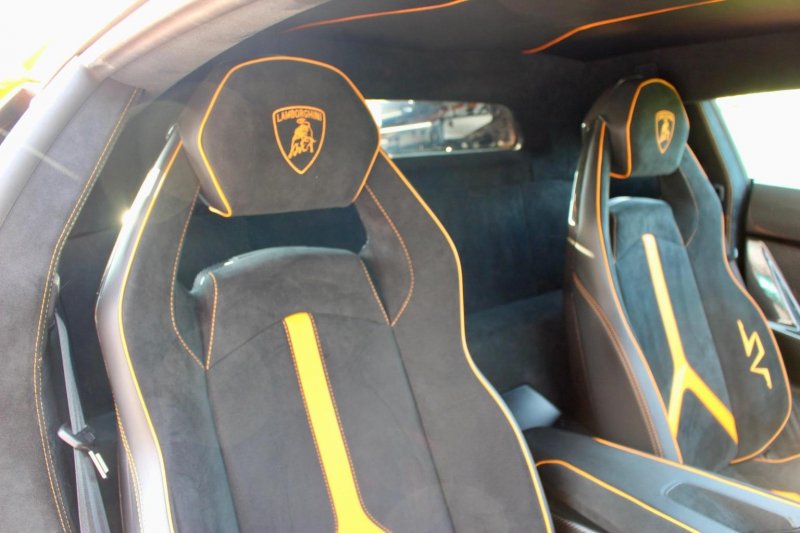 LAMBORGHINI AVENTADOR