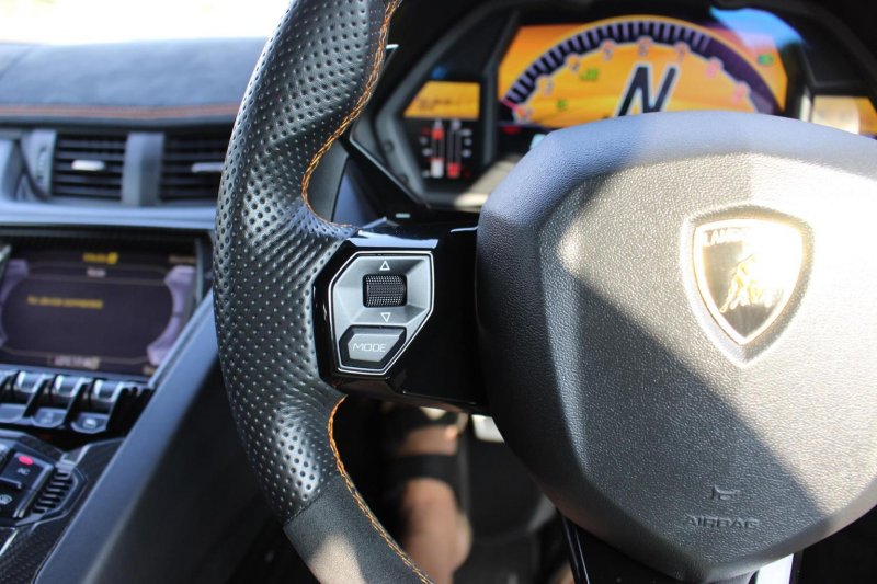 LAMBORGHINI AVENTADOR