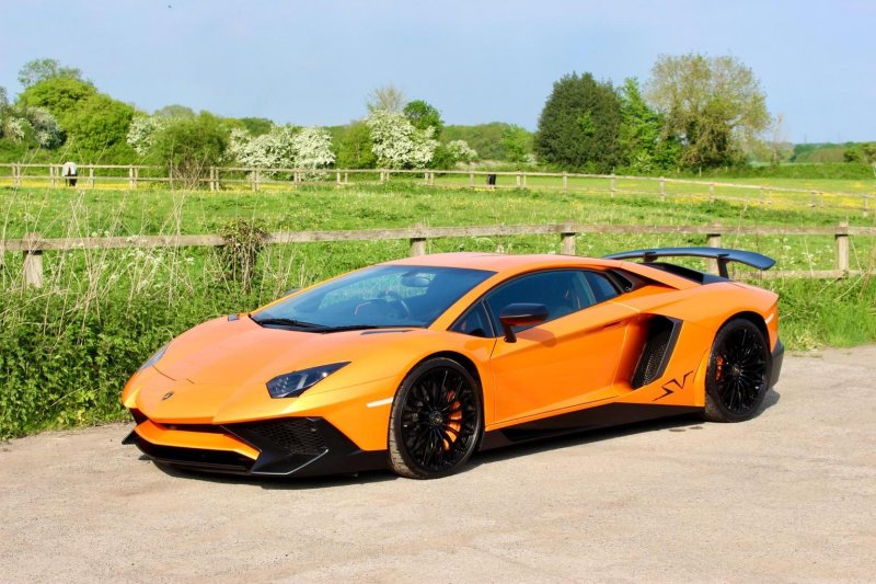 LAMBORGHINI AVENTADOR